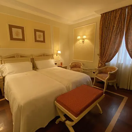 Palazzo Alabardieri 4* נאפולי