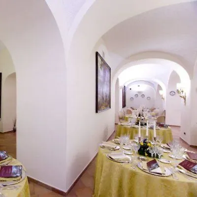 Palazzo Alabardieri 4* Nápoly